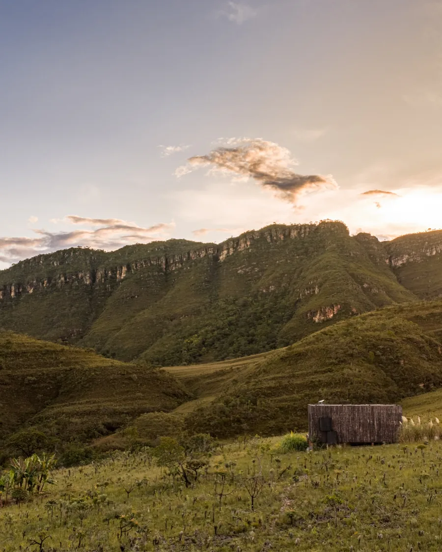 Serras de mesa verdes da Chapada dos Veadeiros